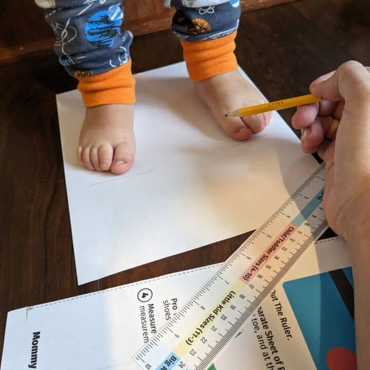 Mom measuring her one year old's shoe size using the free downloadable guide from mommymakerteacher.com.